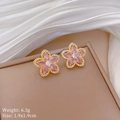 Detail von rosa Kristall-Blumenohrringen mit Goldbasis auf Schmuckschatulle und Seidentuch - Rosa Blumenohrstecker (G154)
