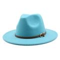Detail van een lichtblauwe fedora hoed met een bruine leren band en gouden metalen gesp - M (56-58cm) / Meer blauw