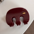 Gros plan d'une pince à cheveux rouge foncé avec étiquette Love dorée sur résine - Forme M Ondulée / Rouge