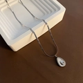 Collana a catena serpente d'argento con ciondolo a goccia in conchiglia su vassoio - Argento