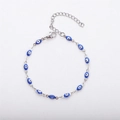 Silbernes Edelstahlarmband mit blauen Evil-Eye-Perlen und Karabinerverschluss auf Weiß - 17+5cm / Blau