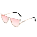 Occhiali da sole cat-eye chic con lenti rosa sfumate e strass scintillanti - Montatura con strass bianchi e lente rosa sfumata
