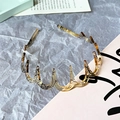 Detalle de la diadema ondulada amarilla con patrón agrietado negro y dientes antideslizantes - Amarillo con Estampado de Serpiente