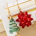 Orecchini di Natale asimmetrici con albero in metallo verde e fiocco regalo rosso - Albero di Natale e Fiocco Rosso