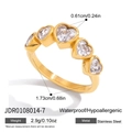 Detalle de anillo de corazón dorado con cinco circonitas, medidas y textura de acero fino - Estilo de Cinco Zircones Corazón (JDR0108014-7)