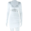 Detail van witte jurk met lange mouwen, knoop-uitsparing en nauwsluitende rimpelstof - S / Wit