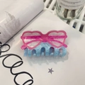 Details einer herzförmigen Sonnenbrillen-Haarklammer mit rosa und blauer Marmorierung - Herz Sonnenbrille Haarklammer (ca. 8 cm)