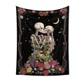 Détail d'une tapisserie gothique d'amants squelettes avec fleurs vives et croissant de lune - 73X95CM / Squelette Embrassant Rose (ZJ1201-19)