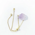 Details einer verstellbaren Goldkette mit unregelmäßigem lila Amethyst-Rohkristall - Heller Amethyst