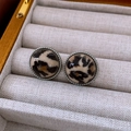 Détail macro de boucles d'oreilles léopard rondes avec cadre en métal argenté - Argent Blanc Petit Rond Imprimé Léopard (WE4209)