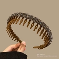 Diadema flocada marrón oscuro con diamantes de imitación brillantes y peine integrado - Estrás flocado café