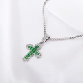Dettaglio di un ciondolo a croce argento con gemma verde centrale e cristalli micro-pavé - Ciondolo a croce / Verde