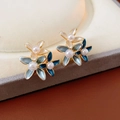 Makroaufnahme von Emaille-Blumenohrringen mit Goldkanten und Perlen für Damen - 925 Silberstift (Echtgoldbeschichtung) / Blau