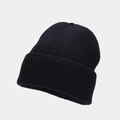 Detalle del gorro de punto negro con textura gruesa y diseño de puño doblado - Talla única / Negro