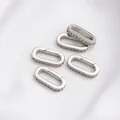 Ovale Federverschlüsse in Silber mit Zirkon-Inlay für DIY-Schmuck auf weißer Seide - Platinfarben Zirkonia Ovaler Verschluss 20x10mm