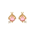 Primer plano de pendientes de mariquita bañados en oro con gemas rosas - Mariquita Rosa (Chapado en Oro 18K)