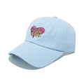 Dettaglio cappello da baseball azzurro con ricamo cuore rosa e scritta feelin' GOOD - M (56-58cm) / Celeste