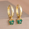 Vue détaillée des créoles plaquées or 18k avec pendentifs trèfles en zircon vert - Boucles d'oreilles pendantes papillon (Y27359) / Ensemble deux pièces / Or-Vert