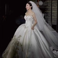 Elegant short white bridal veil with vintage bow design and premium satin finish - Mesh Plain Veil
