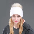 Berretto bianco in maglia da donna con un pompon in finta pelliccia per l'inverno - Bianco + Pompon di Pelliccia Bianca