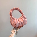 Sac à bandoulière nuage plissé rose avec forme de croissant et poignée froncée - Rose