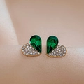Dettaglio macro di orecchini a cuore dorati con cristallo verde e pavé di pietre chiare - Base Dorata (HE5116) / Cuore Verde