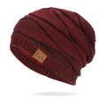 Détail du bonnet en maille avec doublure polaire rouge et logo F&S en cuir marron - Taille unique / Bordeaux