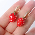 Pendientes de fresa roja con hoja dorada y cristales en aros redondos de oro - Forma de fresa