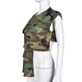 Vue latérale du gilet camouflage sans manches avec fermetures boutonnées et ourlet effilé - S / Camouflage