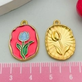 Pendentif tulipe en émail doré avec règle montrant la taille précise de 2,8 cm - 22x16mm / Tulipe Rouge Bleu Lac