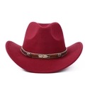 Détail d'un chapeau de cowboy bordeaux avec ruban tressé et ornement plume dorée - M (56-59cm) / Rouge Vin Plume Dorée