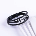Primer plano de pulsera de cuero negro multicapa con cierre de ancla vintage - Trenzado de Color Sólido / Negro