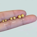 Mattierte goldene Kugelohrringe Set in 3mm 4mm und 5mm Größen am Finger gezeigt - Gold-3mm (Einzeln)
