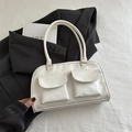 Borsa a spalla bianca in ecopelle con doppie tasche a patta e doppi manici a mano - Bianco