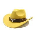 Détail chapeau de cowboy en feutre jaune avec ruban en cuir brun et motif tête de taureau - M (56-58cm) / Jaune