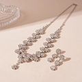 Detailansicht des silbernen Strass-Schmucksets mit blumenförmiger Halskette und Ohrringen - Silber Sonnenblume Halskette Ohrring Set (WN772)