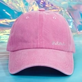Dettaglio del ricamo MAMA su cappellino da baseball in cotone rosa lavato opaco - Taglia unica / Rosa