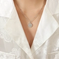 Collana con ciondolo a stella a bussola in argento in acciaio inossidabile su modella - Color Acciaio