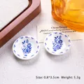 Mini piatti in porcellana bianca e blu con fiori, dimensioni 0.8x3.5cm, peso 5.3g - Giglio Porcellana Blu e Bianca