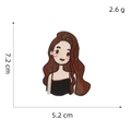Dettaglio di toppa ricamata per ragazza cartoon con altezza 7,2cm e peso di 2,6g - Toppa Ragazza 7# (Top Nero)