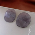 Boucles d'oreilles en résine violet foncé avec texture irrégulière sur gris - Boucles d'oreilles ovales irrégulières texture brossée grise