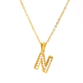 Elegante goldene Titanstahlkette mit Buchstabe-N-Anhänger und weißen Perlen - Buchstabe N (SP723G-N)