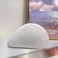 Pochette de soirée chic en forme de coquillage blanc nacré avec fermoir en métal doré - Blanc