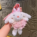 Plüschhase Schlüsselanhänger mit Spitzenkleid, Perlenkette und rosa Satinschleife - Hasen Prinzessin Kleid - Rosa Kleid