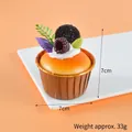 Ρεαλιστικό μοντέλο cupcake με μοβ βατόμουρο και μπισκότο σε πορτοκαλί φόντο - Βατόμουρο & Μπισκότο
