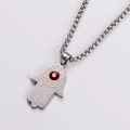 Dettaglio della Mano di Fatima d'argento con occhio rosso e stella su catena box - Color Acciaio (Con Catena)