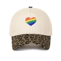 Dettaglio del ricamo cuore arcobaleno su corona beige e visiera con stampa leopardata - Stampa leopardata
