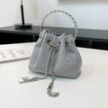 Detail der silbernen Strass-Beuteltasche mit funkelnden Kristallen und Metall-Quasten - Silber-Silber