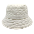 Detail van hartvormig gewatteerd patroon op witte gevoerde vissershoed met subtiele glans - M (56-58cm) / Beige