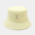 Vue détaillée de la broderie de la lettre L sur le bord d'un bob en coton jaune pâle - M (56-58cm) / Jaune Clair
